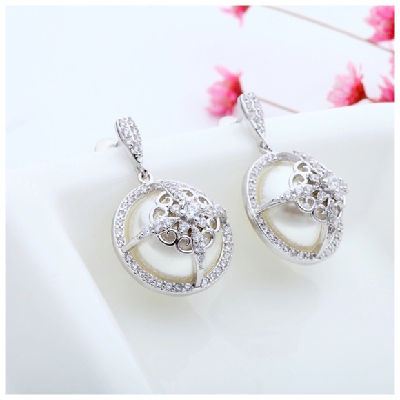 Swarovski Crystals The Frilla Pearl Earrings - Picture 5 of 6